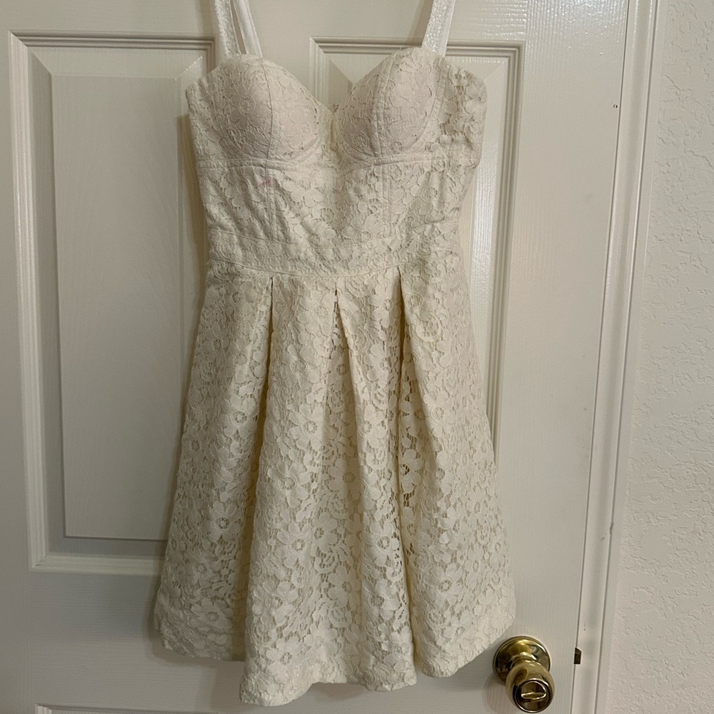 White Lace Dress​